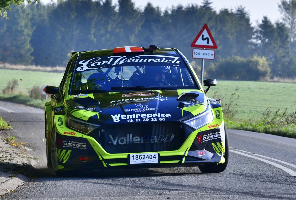Efter fire ud af 10 hastighedsprøver har Simon Vallentin fra Holbæk og Karsten Isaksen fra Egtved taget en kneben føring i deres Hyundai i20N Rally 2
(Foto: Morten Dam)